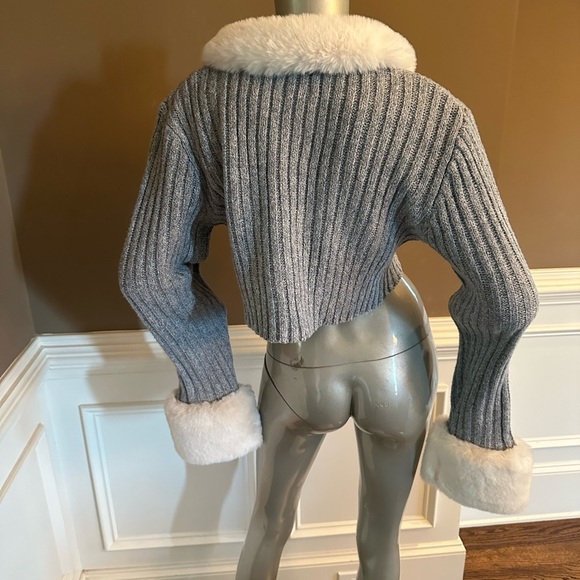 NWT FASHION NOVA Mini Cropped Grey Cardigan W/Fur Trim Sz M - Picture 5 of 5